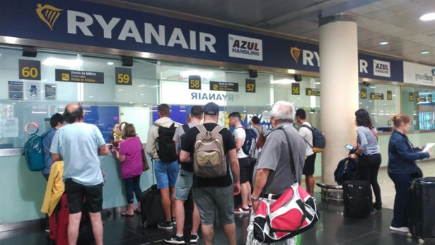 ep mostradores de ryanair en la t2 del aeropuerto de barcelona