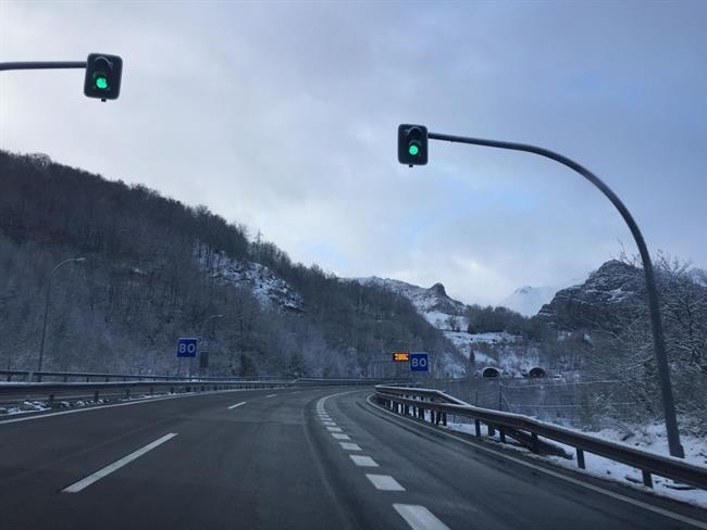 Nieve, Huerna, temporal, carreteras asturianas, invierno, cadenas, autopista | EUROPA PRESS ep nieve huerna temporal carreteras asturianas invierno cadenas autopista