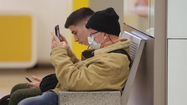 Pasajeros en el aeropuerto Adolfo Suarez-Madrid Barajas tras anunciar este martes el Consejo de Ministros prohibir los vuelos directos entre Italia y los aeropuertos españoles como medida extraordinaria para contener la expansión del coronavirus, en Madri | Ricardo Rubio - Europa Press ep pasajeros en el aeropuerto adolfo suarez-madrid barajas tras anunciar este martes el consejo de