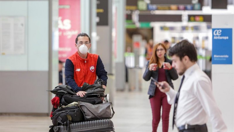 Pasajeros y trabajadores en el aeropuerto Adolfo Suarez-Madrid Barajas tras anunciar este martes el Consejo de Ministros la prohibición de vuelos directos entre Italia y los aeropuertos españoles como medida extraordinaria para contener la expansión del c | Ricardo Rubio - Europa Press ep pasajeros y trabajadores en el aeropuerto adolfo suarez-madrid barajas tras anunciar este martes