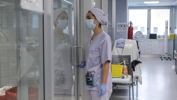 ep profesionales sanitarios en la unidad de cuidados intensivos uci archivo