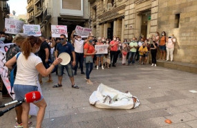 ep protesta de hosteleros de lleida delante del ayuntamiento