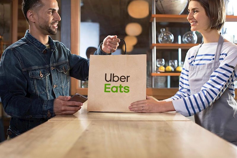 ep recogida de un pedido de uber eats en el restaurante