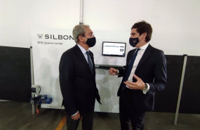 ep rogelio velasco y pablo lopez hablan junto al tunel de identificacion por radiofrecuencia del