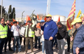 ep secretario general de la uaga coag jose maria alcubierre megafono en mano en la concentracion de