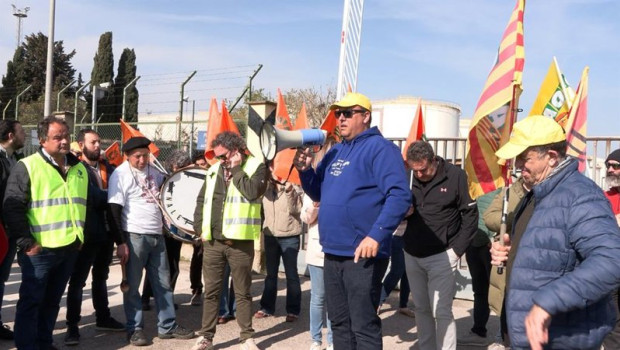 ep secretario general de la uaga coag jose maria alcubierre megafono en mano en la concentracion de