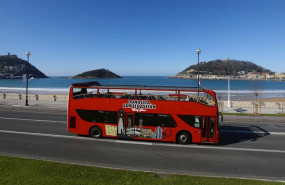 ep un autobus turistico en una carretera junto a la playa de la concha en san sebastian ep un autobus turistico en una carretera junto a la playa de la concha en san sebastian