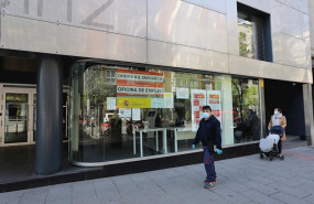 ep un hombre con mascarilla y una mujer con un carrito de bebe pasan frente a una oficina de empleo ep un hombre con mascarilla y una mujer con un carrito de bebe pasan frente a una oficina de empleo