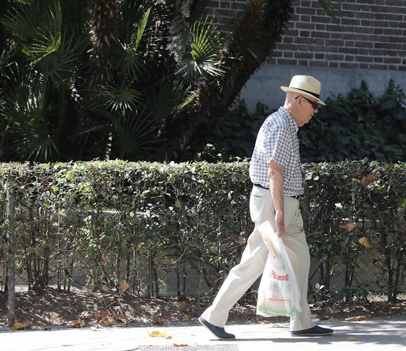 ep un hombre de tercera edad pasea por una calle de madrid