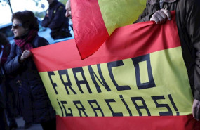 ep un hombre que forma parte de una pequena concentracion de franquistas en las inmediaciones del