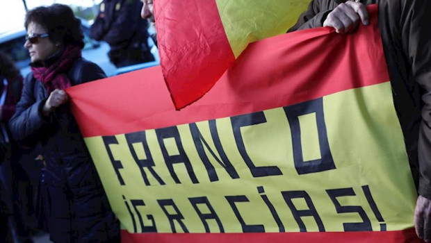 ep un hombre que forma parte de una pequena concentracion de franquistas en las inmediaciones del