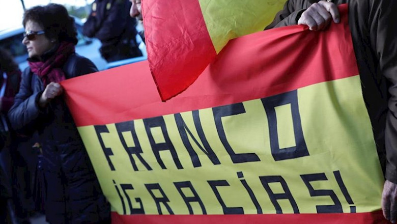 ep un hombre que forma parte de una pequena concentracion de franquistas en las inmediaciones del