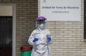 ep un sanitario durante las de recogidas de muestras a personas desde su propio coche para detectar