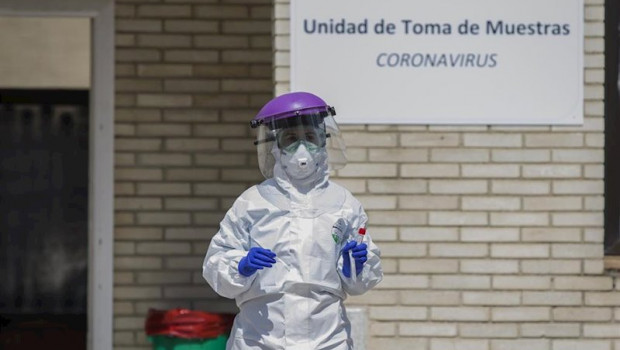 ep un sanitario durante las de recogidas de muestras a personas desde su propio coche para detectar
