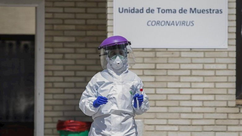 ep un sanitario durante las de recogidas de muestras a personas desde su propio coche para detectar