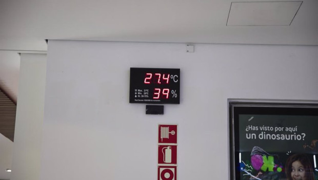 ep un termometro ambiental marca 274 grados en el centro comercial xanadu a 2 de agosto de 2022 en