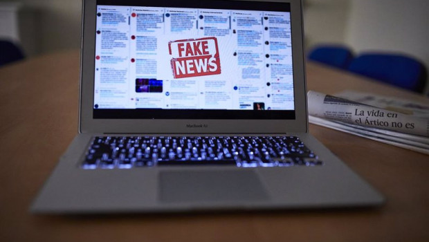 ep una persona lee en su ordenador portatil una noticia falsa en madrid espana a 5 de noviembre de