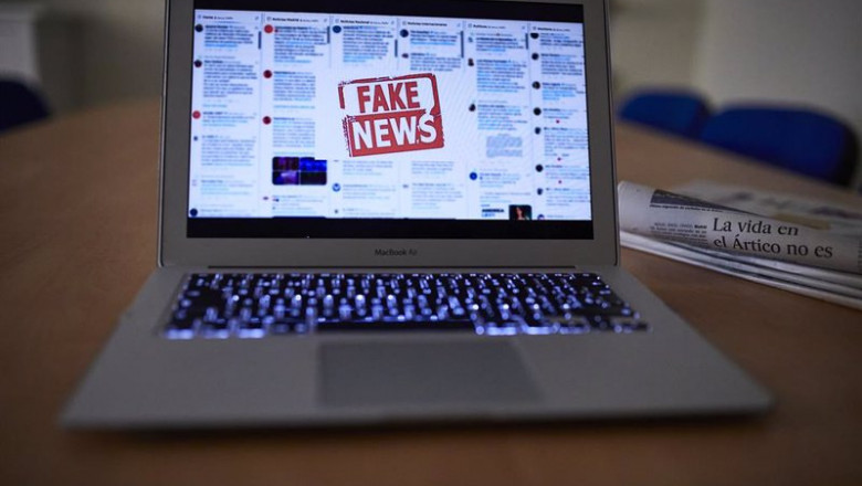 Una persona lee en su ordenador portátil una noticia falsa, en Madrid (España), a 5 de noviembre de 2020. El Gobierno ha aprobado un procedimiento de actuación contra las conocidas como 'fake news' mediante el cual monitorizará la información y podrá soli | Jesús Hellín - Europa Press ep una persona lee en su ordenador portatil una noticia falsa en madrid espana a 5 de noviembre de