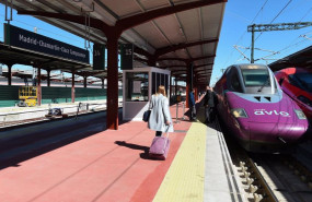 ep varias personas en el anden de un tren avlo ep varias personas en el anden de un tren avlo