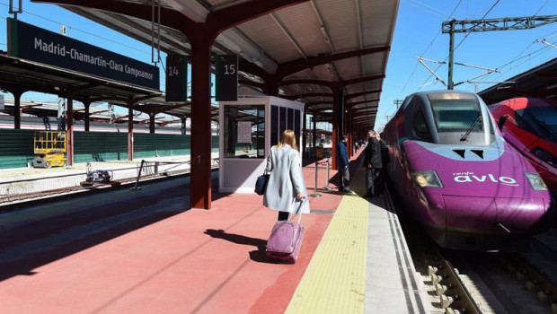 ep varias personas en el anden de un tren avlo
