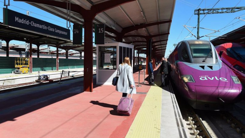 ep varias personas en el anden de un tren avlo ep varias personas en el anden de un tren avlo