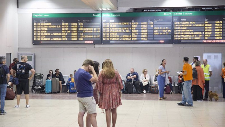 ep varias personas en la estacion de chamartin a 31 de agosto de 2024 en madrid espana ep varias personas en la estacion de chamartin a 31 de agosto de 2024 en madrid espana