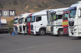 ep varios camiones estacionados en la estacion de servicio de la grajera antes de una marcha