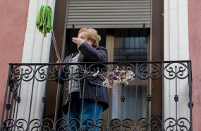ep vecinos del barrio madrileno de lavapies realizan la fregonada de lavapies para limpiar el virus