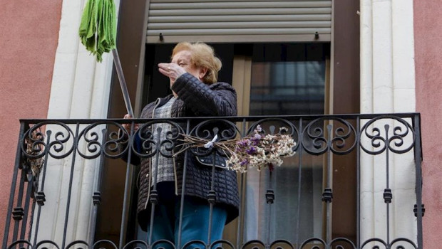 ep vecinos del barrio madrileno de lavapies realizan la fregonada de lavapies para limpiar el virus