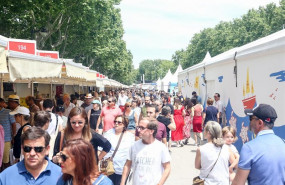 ep visitantes paseando por la feria del libro de madrid de 2019