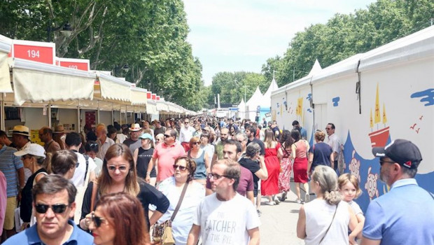 ep visitantes paseando por la feria del libro de madrid de 2019
