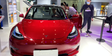 exposition d une tesla model 3 sur un salon en chine 