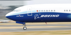 un avion boeing 737 max lors d une demonstration au salon international de l aeronautique de farnborough 20240129083121 