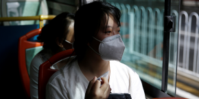 coronavirus-emploi-jeune-chine-zhang-ruirui-26-ans-se-rend-dans-un-centre-commercial-dans-l-espoir-d-y-trouver-un-job-le-13-mai-2020-a-beijing-chine coronavirus-emploi-jeune-chine-zhang-ruirui-26-ans-se-rend-dans-un-centre-commercial-dans-l-espoir-d-y-trouver-un-job-le-13-mai-2020-a-beijing-chine