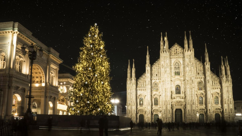 dest italy milan duomo square cathefral winter christmas gettyimages 1082838842 universal within usage period 100037 1