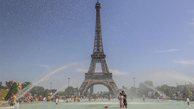 Vanessa Carvalho/ZUMA Wire/dpa ep 28 june 2019 france paris people enjoy the water at the trocadero fountain in front of the eiffel tower duringheat wave photo vanessa carvalhozuma wiredpa