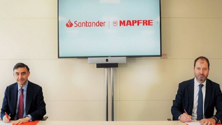 Antonio Román, director de Empresas e Instituciones de Santander España, y Raúl Costilla, director general comercial de Mapfre España | SANTANDER ep antonio roman director de empresas e instituciones de santander espana y raul costilla director