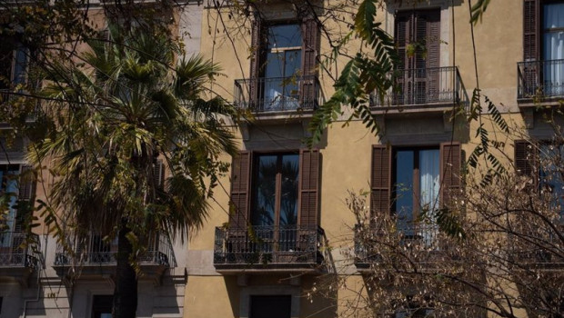 ep archivo   fachada de un edificio de viviendas en barcelona