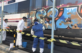 ep archivo   operarios limpian un grafiti en un tren de cercanias de madrid