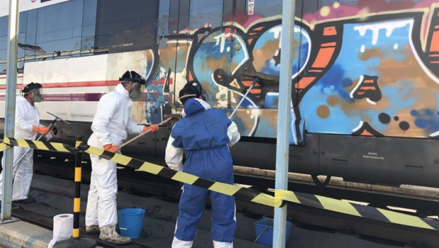 ep archivo   operarios limpian un grafiti en un tren de cercanias de madrid