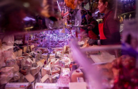 ep archivo   quesos en el mostrador de la tienda de comestibles