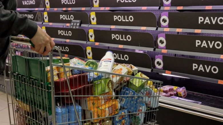 ep archivo un cliente realiza la compra en un supermercado 20230331095804 ep archivo un cliente realiza la compra en un supermercado 20230331095804