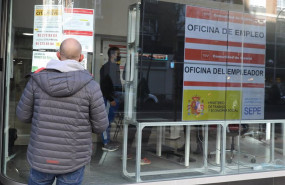 ep archivo   un hombre observa la cristalera de una oficina de empleo en una imagen de archivo