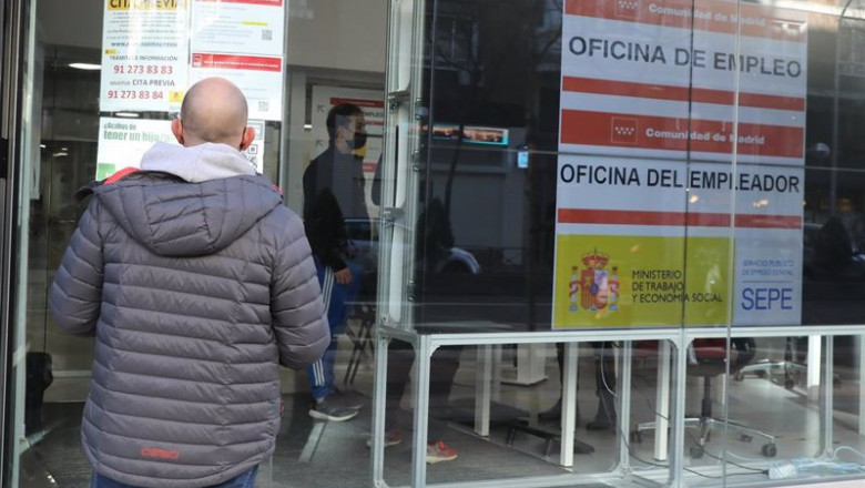 ep archivo   un hombre observa la cristalera de una oficina de empleo en una imagen de archivo