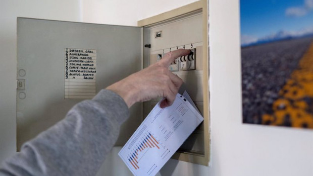 ep archivo un hombre sube los plomos de la luz con una factura de luz en la mano a 3 de enero de ep archivo un hombre sube los plomos de la luz con una factura de luz en la mano a 3 de enero de