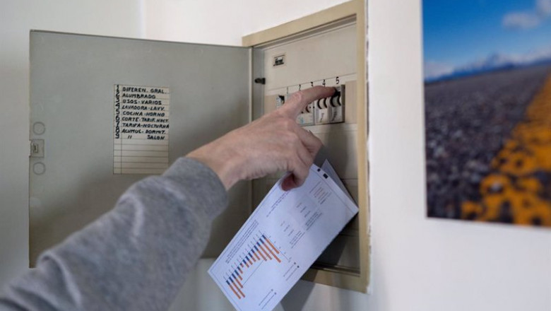 Archivo - Un hombre sube los plomos de la luz con una factura de luz en la mano, a 3 de enero de 2022, en Madrid, (España). | Alberto Ortega - Europa Press - Archivo ep archivo un hombre sube los plomos de la luz con una factura de luz en la mano a 3 de enero de