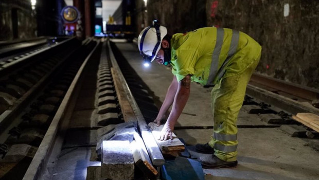 ep archivo   un trabajador durante las obras de renovacion del tunel de getafe en la linea c4 de