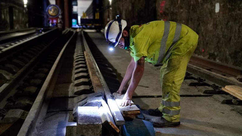 Archivo - Un trabajador, durante las obras de renovación del túnel de Getafe, en la línea C4 de Cercanías Madrid | A. Pérez Meca - Europa Press - Archivo ep archivo un trabajador durante las obras de renovacion del tunel de getafe en la linea c4 de