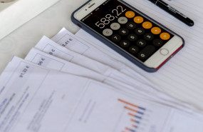 ep archivo   una calculadora una factura de la luz y una largadera