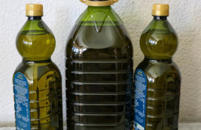 ep archivo   una garrafa y dos botellas de aceite